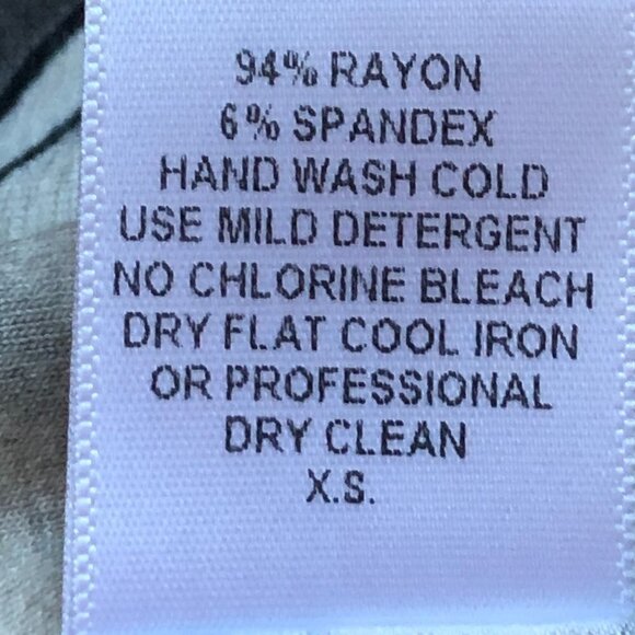 Top Story Stretch Tee Scoop Neck Muted Grey Taupe Beige Large Floral Print - Picture 8 of 8